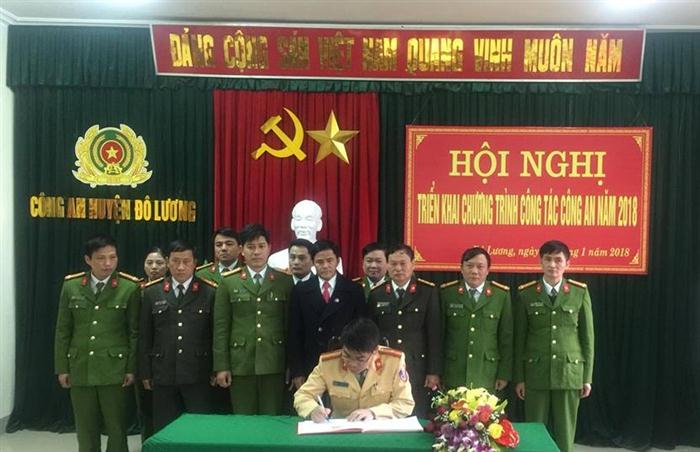 Các đội nghiệp vụ  ký giao ước thi đua hoàn thành xuất sắc nhiệm vụ.
