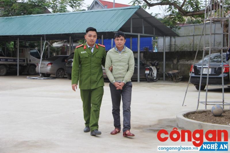 Cán bộ Đội Cảnh sát ĐTTP về Hình sự, Kinh tế, Ma túy dẫn giải đối tượng phạm tội về hành vi mua bán, tàng trữ trái phép chất ma túy về nhà tạm giam 