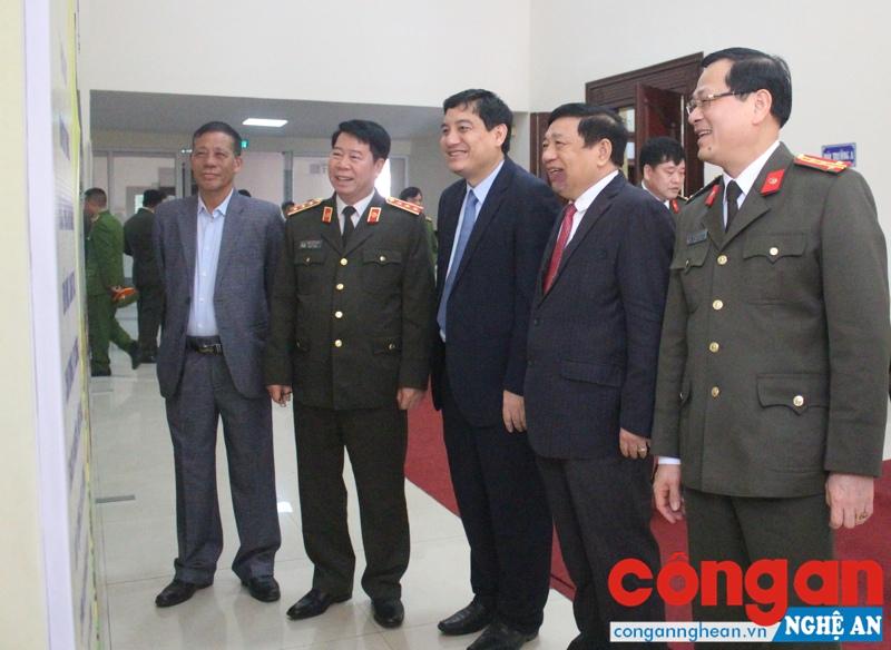 Trong suốt thời gian qua, Công an tỉnh luôn nhận được sự quan tâm, chỉ đạo sát sao của Bộ Công an, Tỉnh ủy, UBND tỉnh (Trong ảnh: Các đại biểu trao đổi bên lề Hội nghị triển khai công tác năm 2018 tại Công an Nghệ An)