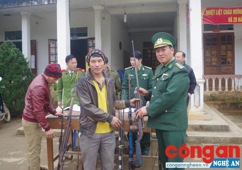 Đồn Biên phòng Na Ngoi và lực lượng chức năng tiếp nhận vũ khí tự chế do người dân giao nộp
