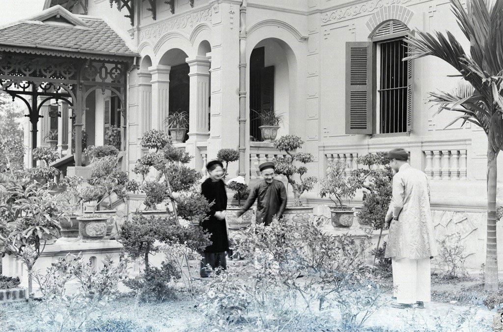 Những ngày Tết cũng là dịp để mọi người đi thăm hỏi người thân, bạn bè trước khi tham gia vào các lễ hội diễn ra trong suốt mùa xuân được tổ chức trong nội đô Hà Nội hoặc các vùng nông thôn lân cận.