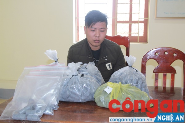 Đối tượng cùng tang vật tại Cơ quan Công an