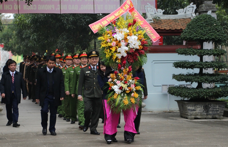 PGS TS Đại tá Nguyễn Hữu Cầu - Bí thư Đảng ủy, Giám đốc Công an tỉnh dẫn đầu đoàn đại biểu dâng hương, dâng hoa báo công với Bác tại Khu di tích lịch sử Kim Liên