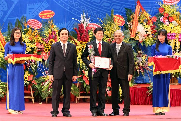 Bộ trưởng Bộ GD&ĐT Phùng Xuân Nhạ trao chứng nhận tiêu chuẩn đạt chức danh GS năm 2016.