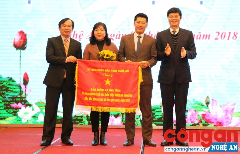 Đồng chí Lê Xuân Đại, Ủy viên BTV Tỉnh ủy, Phó Chủ tịch Thường trực UBND tỉnh Nghệ An trao tặng Cờ “Đã hoàn thành xuất sắc toàn diện nhiệm vụ công tác và dẫn đầu phong trào thi đua yêu nước năm 2017” cho BHXH tỉnh