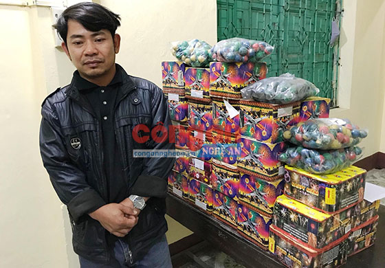 Tài xế Vũ Hữu Hà bị bắt giữ cùng số pháo vận chuyển trái phép trên xe đầu kéo