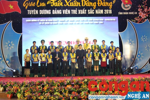 Lãnh đạo tỉnh và BTV Tỉnh đoàn tuyên dương 22 Đảng viên trẻ xuất sắc năm 2018.