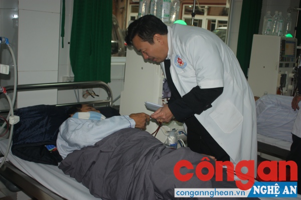 Ông Trần Anh Sơn, Phó Chủ tịch thường trực,Tổng thư ký Hội doanh nghiệp tỉnh trao quà
