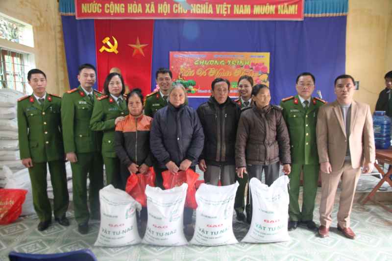 Đại diện 2 đơn vị trao quà cho các gia đình nghèo