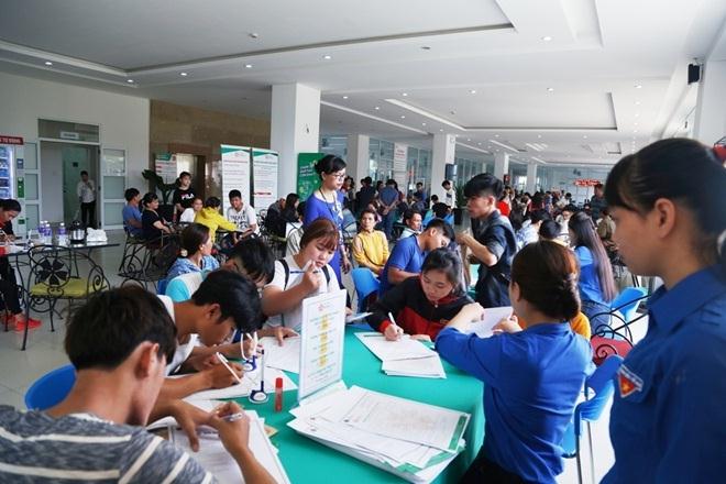 Thí sinh làm thủ tục nhập học tại Trường Đại học Đông Á
