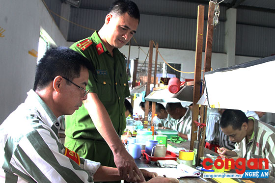 Hướng dẫn phạm nhân làm mi mắt giả ở Trại giam số 3