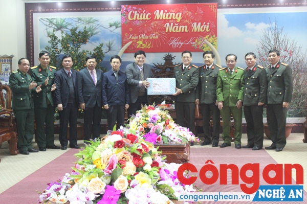 Đồng chí Bí thư Tỉnh ủy tặng quà, chúc Tết Cán bộ, chiến sỹ Công an tỉnh