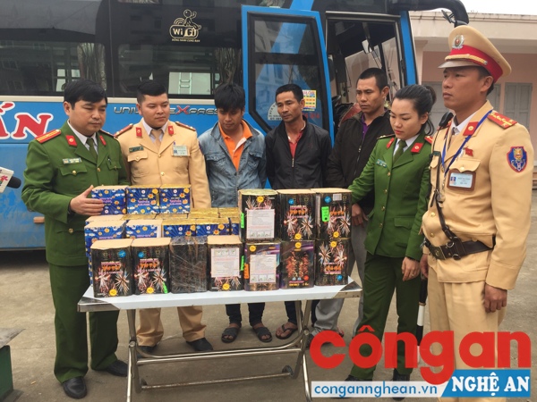 lực lượng Công an kiểm tra số pháo thu giữ