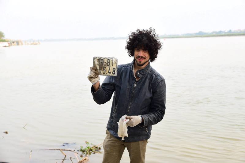 và anh nhặt được cả một chiếc biển số xe máy