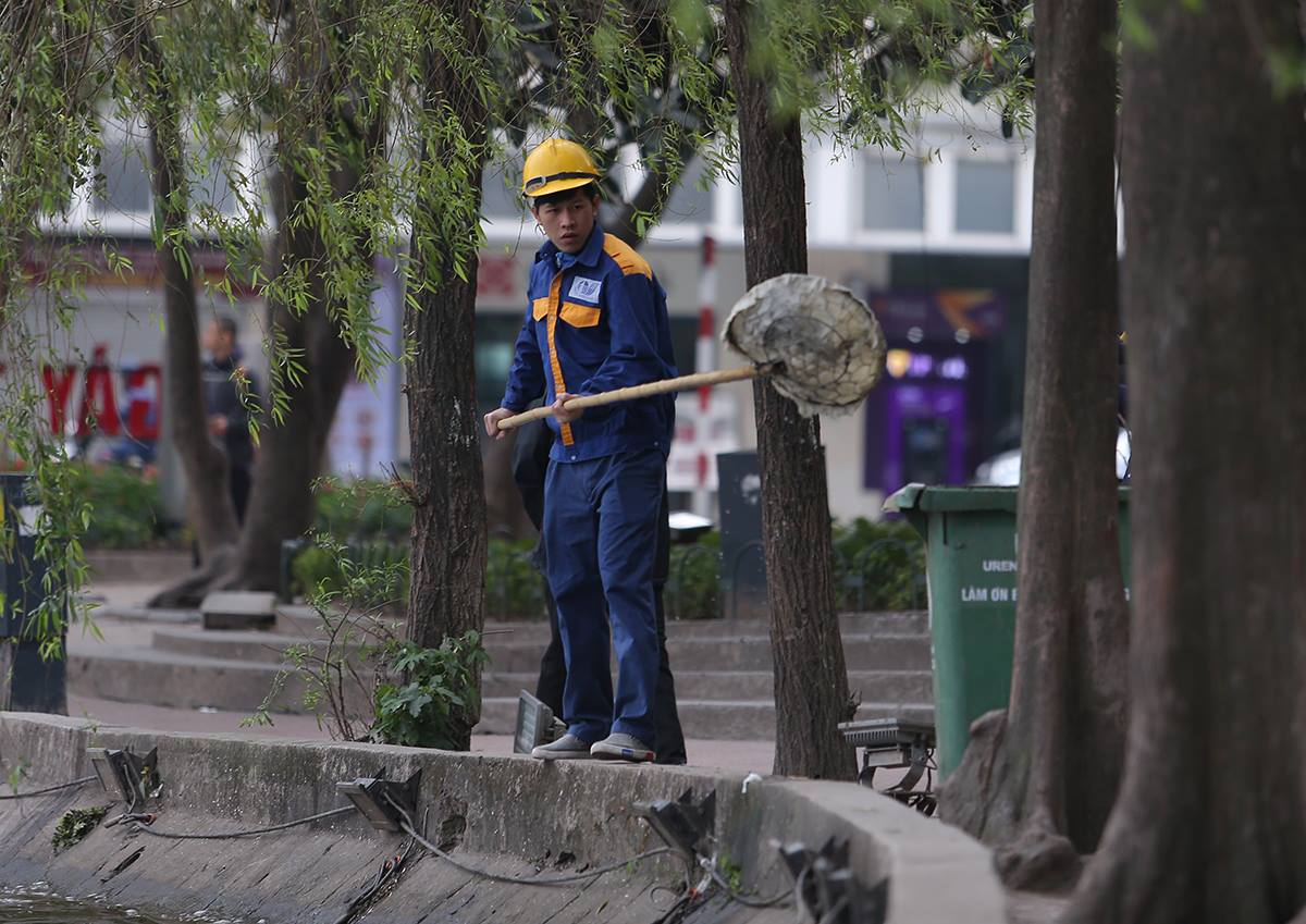 Vẫn còn nhiều người thiếu ý thức bảo vệ môi trường khi vứt bao bóng xuống hồ