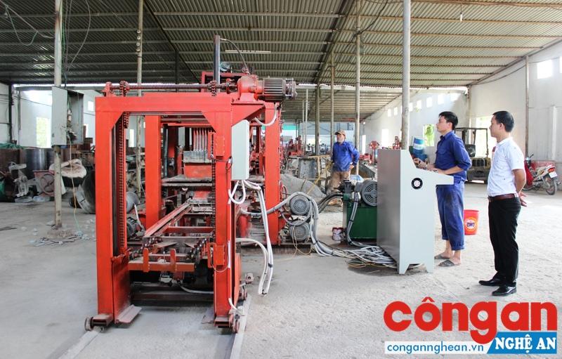 Sản phẩm “Dây chuyền công nghệ sản xuất gạch không nung tự động” của Công ty TNHH Hồ Hoàn Cầu do CCB Lê Thị Lan (xã Quỳnh Văn, huyện Quỳnh Lưu) làm chủ có nhiều đóng góp quan trọng vào sự phát triển KT-XH của địa phương