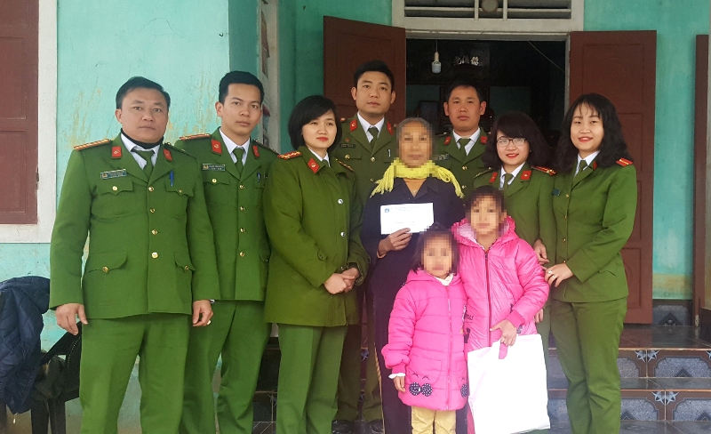 Tặng quà cho con của tử tù Phan Văn Tuấn tại huyện Anh Sơn.