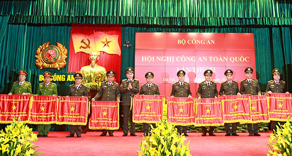 PGS.TS, Đại tá Nguyễn Hữu Cầu, Giám đốc Công an tỉnh (thứ 5 từ phải sang) nhận Cờ đơn vị xuất sắc trong phong trào thi đua “Vì An ninh Tổ quốc” năm 2017 của Chính phủ