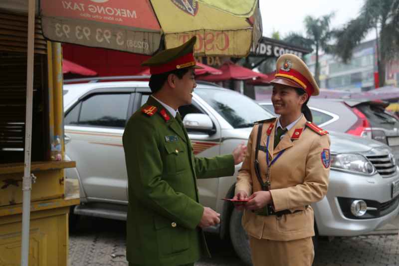 Động viên cán bộ nữ CSGT làm nhiệm vụ 