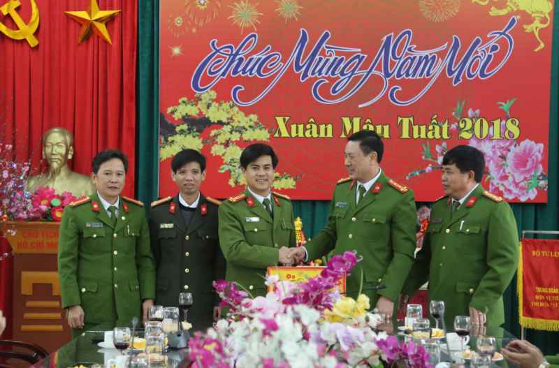 Thăm, tặng quà CBCS tại đơn vị