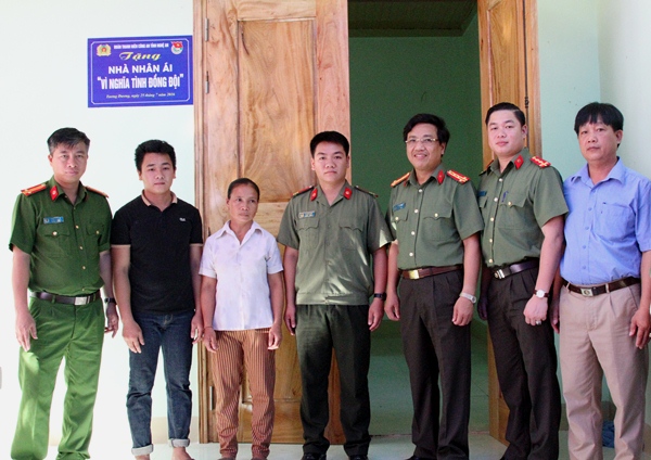 Đồng chí Đại tá Hồ Văn Tứ, Phó Giám đốc Công an tỉnh và đại diện Ban chấp hành Đoàn Thanh niên Công an tỉnh, Công an huyện Tương Dương bàn giao nhà cho gia đình Thiếu úy Vi Thái Sang