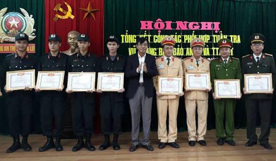 Chủ tịch UBND TX Cửa Lò tặng Giấy khen cho các cá nhân xuất sắc trong công tác phối hợp tuần tra vũ trang, đảm bảo ANTT và TTATGT