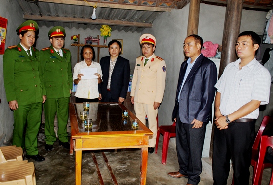 Lãnh đạo cùng CBCS Công an huyện Thanh Chương thăm hỏi, động viên và trao quà cho nạn nhân bị tai nạn giao thông có hoàn cảnh đặc biệt khó khăn