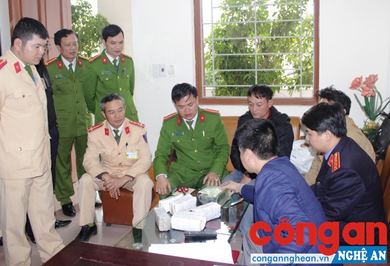 Phòng Cảnh sát Môi trường phối hợp với các lực lượng chức năng phát hiện, bắt giữ đối tượng vận chuyển tiền tệ trái phép