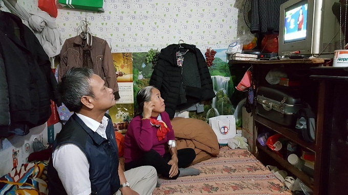 Họ cùng nhau xem ti vi. Ảnh: Nhật Linh