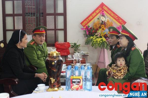 Công an huyện Hưng Nguyên thăm hỏi các nữ tu của Tu viện Trang Nứa ở xã Hưng Yên Bắc, huyện Hưng Nguyên nhân dịp Noel 2017