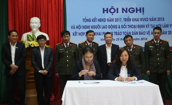 Cán bộ Ngân hàng Vietinbank ký cam kết xây dựng phong trào toàn dân bảo vệ ANTQ năm 2018