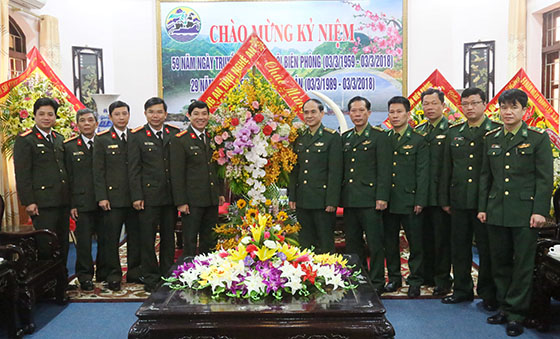Lãnh đạo, CBCS Công an Nghệ An tặng hoa chúc mừng
