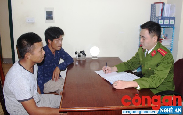  Công an TP Vinh lấy lời khai đối tượng trong 1 vụ án