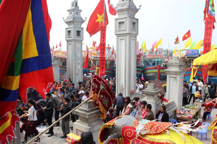 Lễ hội đền Cờn thu hút nhiều du khách “Trên bến, dưới thuyền”