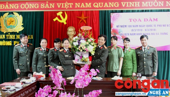Đồng chí Đại tá Hồ Văn Tứ, Phó Giám đốc Công an tỉnh tặng hoa chúc mừng phụ nữ Công an Nghệ An nhân kỷ niệm 108 năm Ngày Quốc tế phụ nữ 8/3 và 1978 năm Khởi nghĩa Hai Bà Trưng.