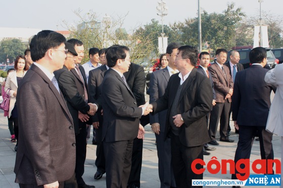 Lãnh đạo tỉnh gặp gỡ, trao đổi với kiều bào Nghệ An về thăm quê hương