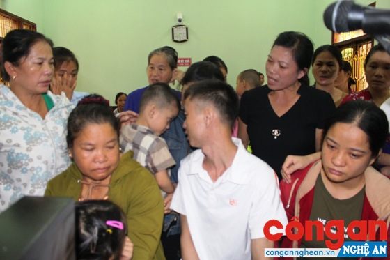 Gia đình các bị hại quây quần bên gia đình nhỏ của Trung 