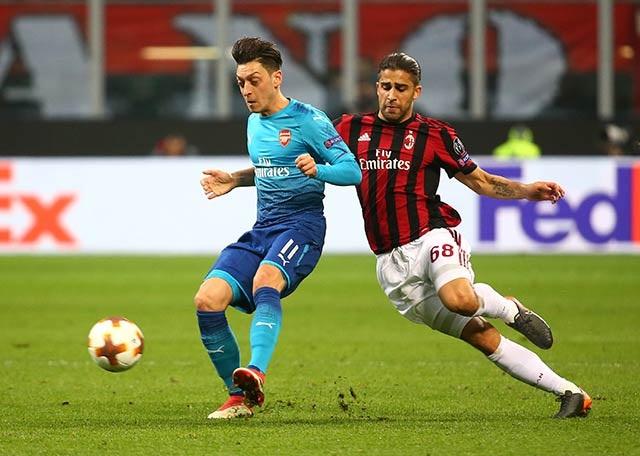 Oezil và các đồng đội lượt về sẽ được đá trên sân nhà Emirates