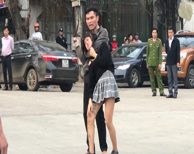 Đối tượng Nguyễn Xuân Thịnh uy hiếp con tin.