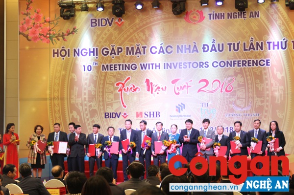 Trao Giấy chứng nhận đăng ký đầu tư/ Quyết định chấp thuận chủ trương đầu tư; trao Biên bản ghi nhớ, hợp tác đầu tư; trao các cam kết, thỏa thuận cung cấp tín dụng.