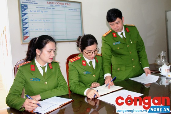 Chỉ huy, CBCS Công an phường trao đổi kế hoạch đảm bảo ANTT