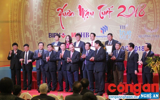 Thủ tướng Chính phủ Nguyễn Xuân Phúc cùng lãnh đạo các Bộ, ngành và tỉnh Nghệ An chứng kiến lễ trao Giấy chứng nhận đăng ký đầu tư và Quyết định chấp thuận chủ trương đầu tư cho các nhà đầu tư tại Hội nghị gặp mặt các nhà đầu tư tỉnh Nghệ An Xuân Mậu Tuất 2018