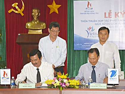 Đại diện Sở Du lịch và đại diện VNPT Bà Rịa-Vũng Tàu ký kết thoả thuận hợp tác phát triển và cung cấp dịch vụ viễn thông-CNTT giai đoạn 2018-2022.  