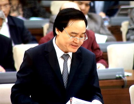 Bộ trưởng Bộ Giáo dục và Đào tạo Phùng Xuân Nhạ đọc tờ trình của Chính phủ tại phiên họp - Ảnh: VGP/Đình Hải