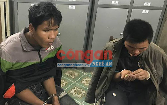 2 đối tượng Moong Văn Chù và Lữ Văn Nênh tại cơ quan Công an