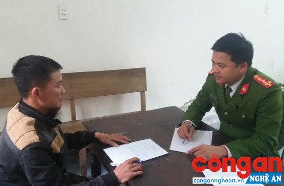 Công an huyện Nghi Lộc lấy lời khai của đối tượng phạm pháp