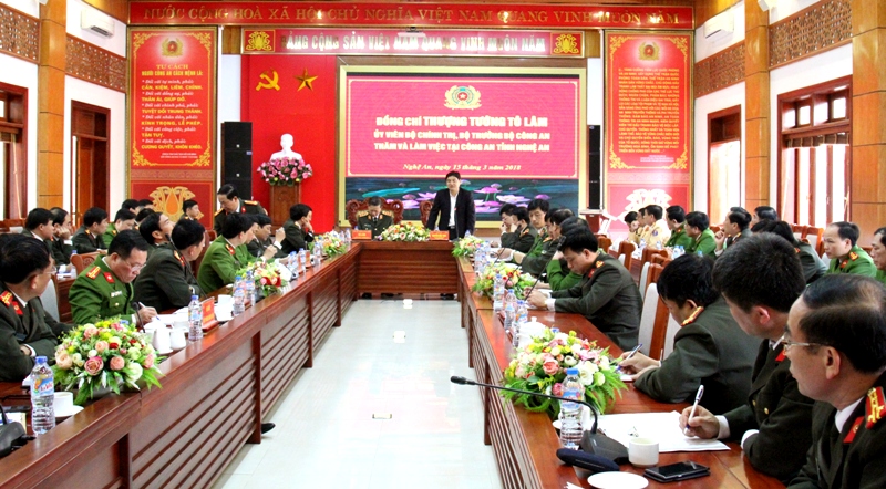 Đồng chí Nguyễn Đắc Vinh, Bí thư Tỉnh ủy Nghệ An phát biểu tại buổi làm việc.