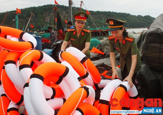 Hội Phụ nữ Công an tỉnh chuẩn bị phao cứu sinh để trao tặng cho ngư dân TX Cửa Lò vươn khơi, bám biển