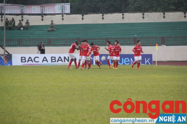 Các cầu thủ đội khách ăn mừng sau khi gỡ hòa