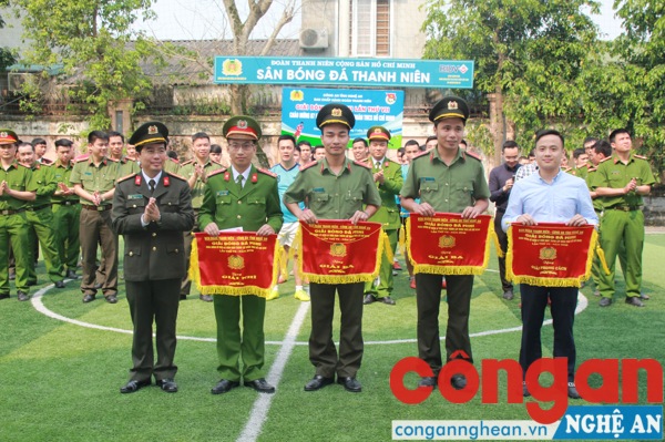 Trao giải cho các đội đạt phong cách, ba, nhì 